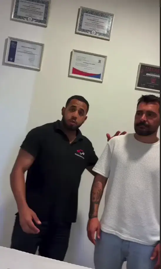 O Ruan a conversar com um paciente antes de uma sessão de osteopatia